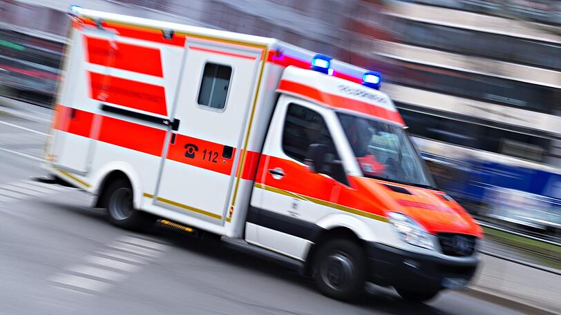 In Berg am Laim liegt nach einem lauten Knall ein Mann auf der Straße. War es ein Unfall? (Symbolbild)