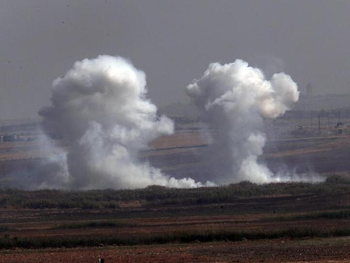 Rauchschwaden steigen nach einer Bombardierung durch türkische Streitkräfte auf der syrischen Seite des Grenzgebietes auf.