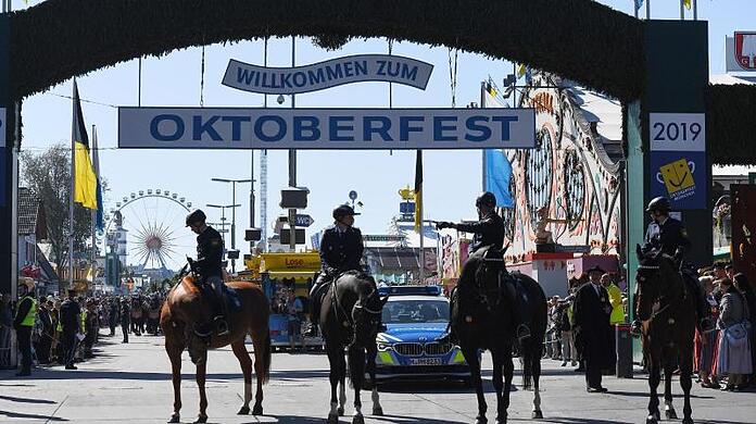 Berittene Polizisten stehen nach dem Einzug der Wiesnwirte zum Oktoberfest vor dem Eingang. (Archivbild)