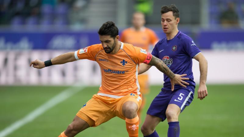 Darmstadt-Kapitän Aytac Sulu (l) schirmt den Ball vor dem Auer Clemens Fandrich ab. Darmstadt-Kapitän Aytac Sulu (l) schirmt den Ball vor dem Auer Clemens Fandrich ab.