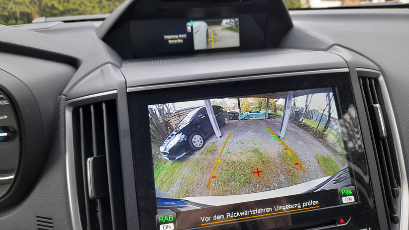 Die Rückfahrkamera ist sehr präzise, der kleine Bildschirm zeigt den Bereich vorne rechts.