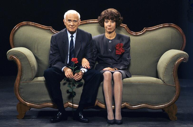 Loriot, mit Evelyn Hamann auf dem berühmten Sofa (1989).