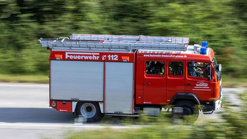 Ein Löschfahrzeug der Feuerwehr fährt zu einem Einsatz.