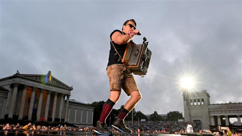 Gabalier verbindet auf der Bühne traditionelle Volksmusik mit moderner Rock-Pop-Energie