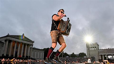 Gabalier verbindet auf der Bühne traditionelle Volksmusik mit moderner Rock-Pop-Energie