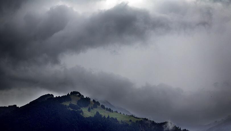 Schwere Gewitter und heftiger Starkregen ziehen am Donnerstag über Bayern. (Archivbild)