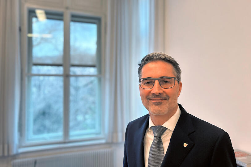 Der Landeshauptmann der norditalienischen Provinz Südtirol, Arno Kompatscher von der Südtiroler Volkspartei (SVP), in seinem Büro in Bozen. Der Landeshauptmann der norditalienischen Provinz Südtirol, Arno Kompatscher von der Südtiroler Volkspartei (SVP), in seinem Büro in Bozen.