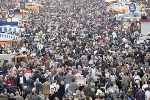 Der Aufbau des Oktoberfestes startet am Montag (16. Juli) auf der Münchner Theresienwiese. Aus Sicherheitsgründen wird das Gelände gesperrt.