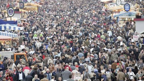 Der Aufbau des Oktoberfestes startet am Montag (16. Juli) auf der Münchner Theresienwiese. Aus Sicherheitsgründen wird das Gelände gesperrt. Der Aufbau des Oktoberfestes startet am Montag (16. Juli) auf der Münchner Theresienwiese. Aus Sicherheitsgründen wird das Gelände gesperrt.