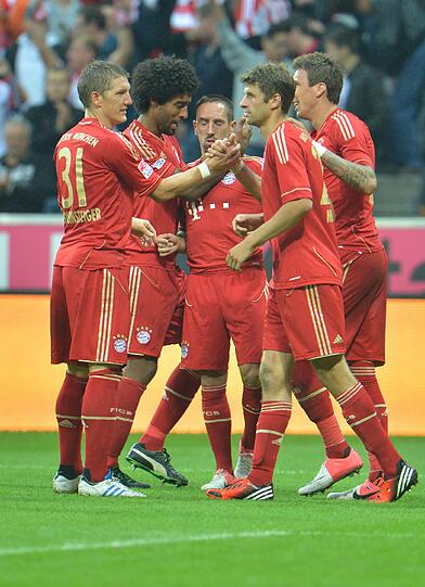 Mit 6:1 gegen Stuttgart verteidigt der FC Bayern die Tabellenführung verteidigt - und legt den besten Saisonstart seit fünf Jahren hin. Die Bilder vom Spiel