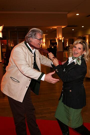 Ein Tänzchen gefällig? Marianne und Michael Hartl feiern die Jubiläumstournee "30 Jahre Steiners Theaterstadl" mit dem Stück "Dumm Gelaufen" am Dienstag im Paulaner am Nockherberg.