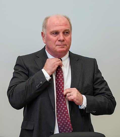 Seine Krawatte ist wieder Bordeaux-rot wie am ersten Prozesstag: Uli Hoeneß kam erneut in Begleitung von Frau Susanne in den Gerichtssaal. Mit dabei: Verteidiger Hanns Feigen. Die Bilder vom dritten Prozesstag vor dem Landgericht München II...