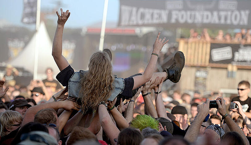 Am Mittwoch eröffnete die Blaskapelle der Wackener Feuerwehr traditionell das Open Air. Die Blasmusik elektrisierte Tausende Headbanger.