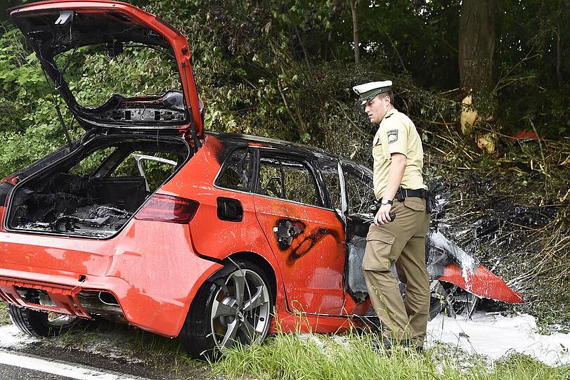 Der Audi brennt komplett aus - der Fahrer überlebt den schweren Unfall.