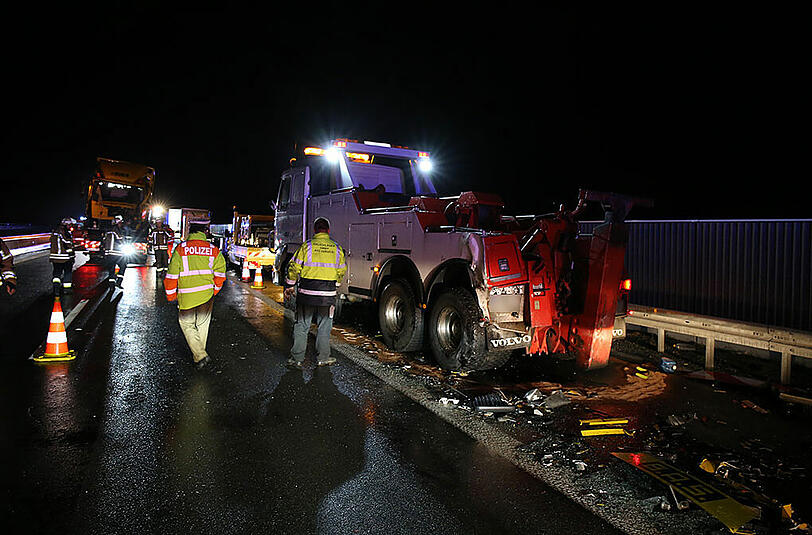 Bei seinem Crash in eine Baustelle hinterließ ein Lkw eine Schneise der Verwüstung. Die Bilder.