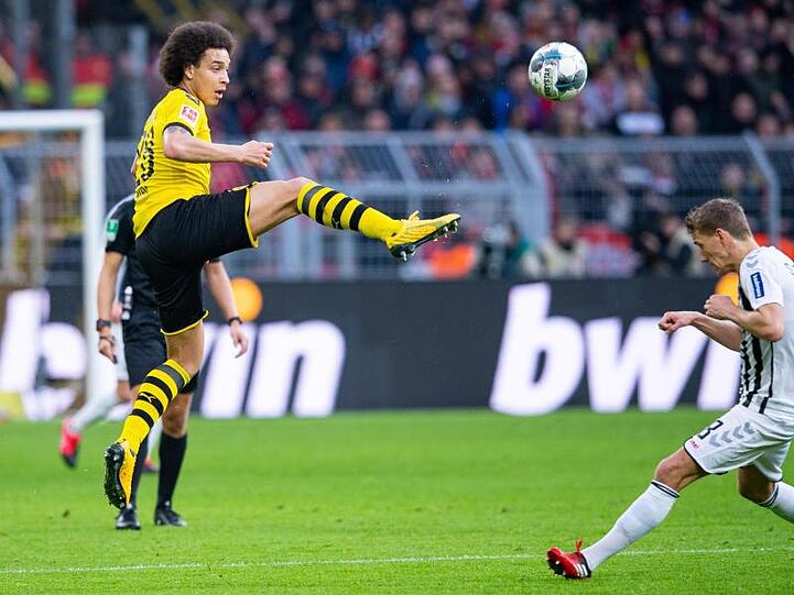 Die Dortmunder um Axel Witsel (l) setzten sich knapp gegen die Freiburger um Nils Petersen durch.
