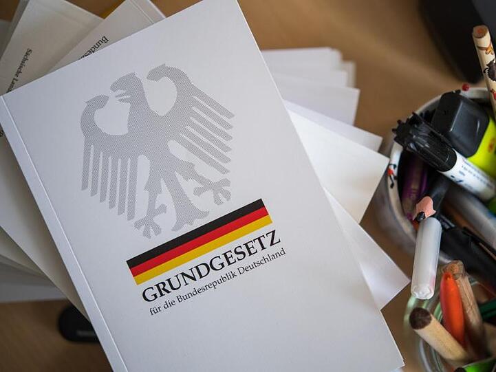 In Deutschland steht über allen anderen Vorschriften das Grundgesetz - seit 1949 bestimmt es, wie Bürger und Staat zueinander stehen.