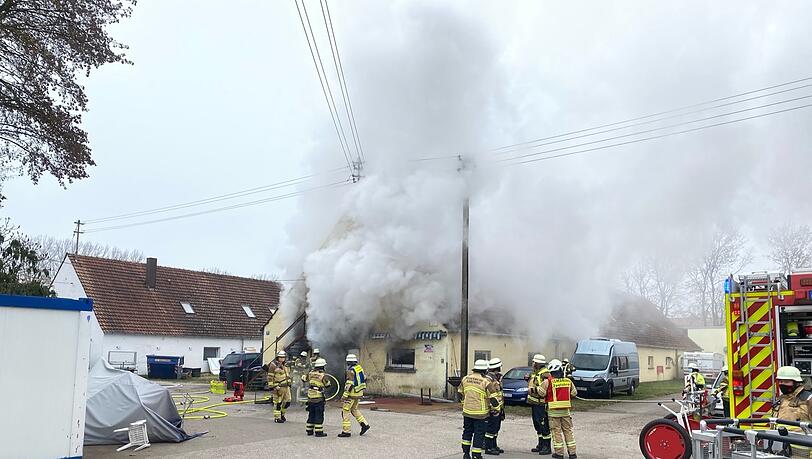 Die Feuerwehr muss Gasflaschen vom Brandort entfernen, um eine Explosion zu verhindern. Die Feuerwehr muss Gasflaschen vom Brandort entfernen, um eine Explosion zu verhindern.