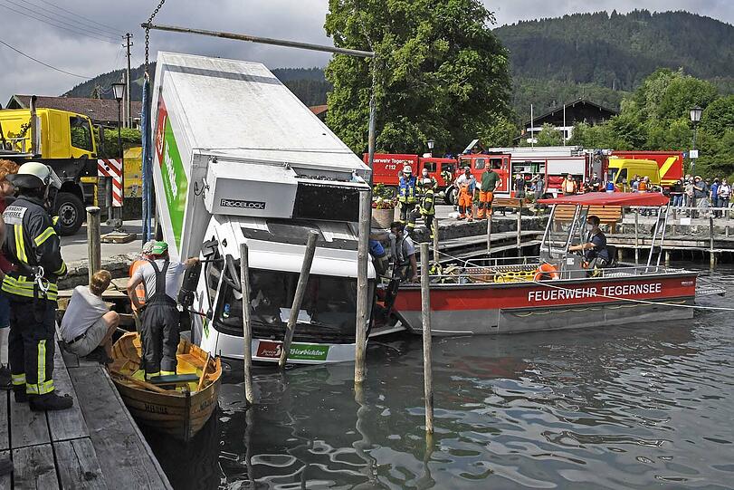 Die Feuerwehr rückte an, um den Havaristen zu befreien.