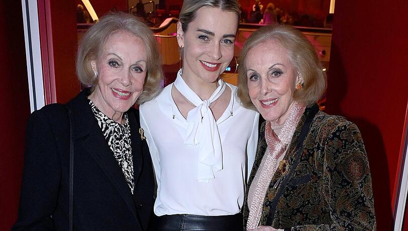 Wo das Tanzbein geschwungen wird, fehlen sie natürlich nicht: Alice und Ellen Kessler, hier mit Nina Meise (M.). Wo das Tanzbein geschwungen wird, fehlen sie natürlich nicht: Alice und Ellen Kessler, hier mit Nina Meise (M.).
