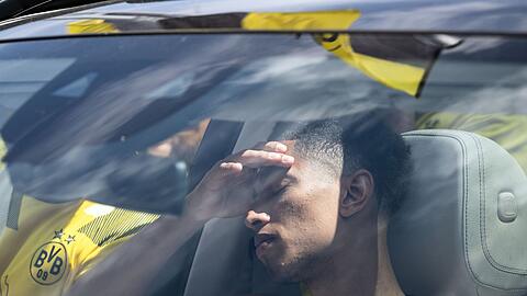 BVB-Spieler Jude Bellingham sitzt nach einer Mannschaftssitzung am Rande des Trainingsgeländes im Auto.