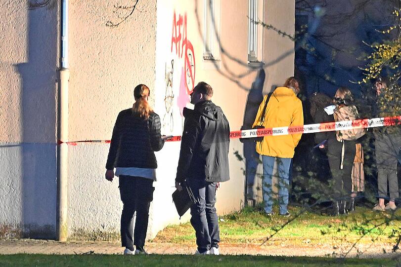 Als die Polizeistreife dort eintraf, sei die Frau bereits tot gewesen, hie&szlig; es von einem Polizeisprecher.