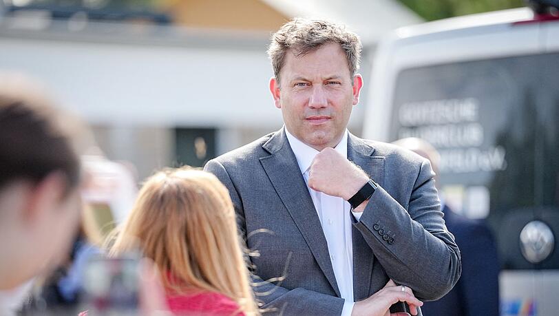 Parteichef Klingbeil ist für den Wahlkampf nach Sachsen-Anhalt gereist. Parteichef Klingbeil ist für den Wahlkampf nach Sachsen-Anhalt gereist.