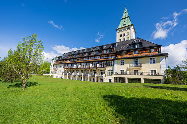 Das Hotel Schloss Elmau liegt im Landkreis Garmisch-Partenkirchen. Das Hotel Schloss Elmau liegt im Landkreis Garmisch-Partenkirchen.