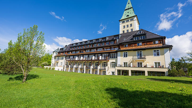 Das Hotel Schloss Elmau liegt im Landkreis Garmisch-Partenkirchen. Das Hotel Schloss Elmau liegt im Landkreis Garmisch-Partenkirchen.
