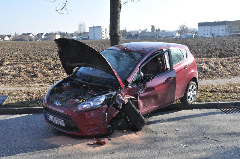 Altötting Gegen 15 Uhr erreignete sich auf der Untersbergstraße in Altötting ein Verkehrsunfall. Die Unfallstelle befand sich in einer Kurve. Es wurden zwei Personen leicht verletzt. Laut Polizei sollen beide Fahrzeugführer im Kurvenbereich zu weit in der Mitte gefahren sein.