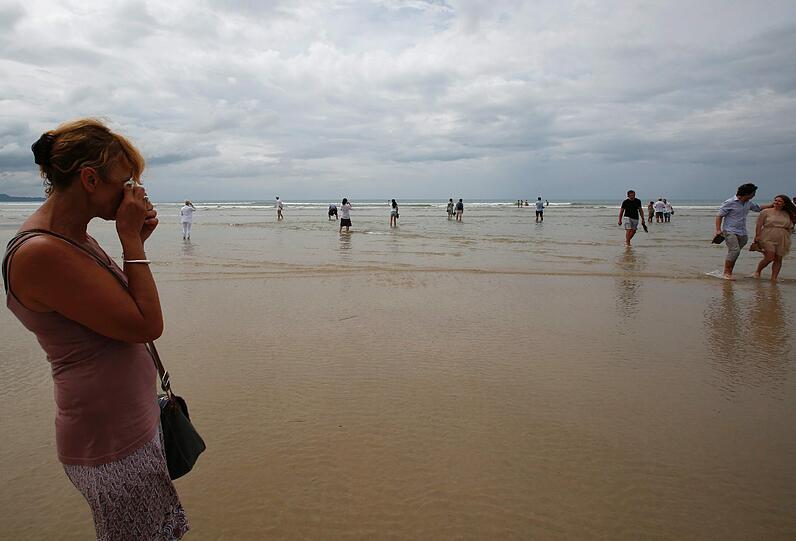 Zehn Jahre später gedenken Angehörige der Tsunami-Opfer in Indonesien
