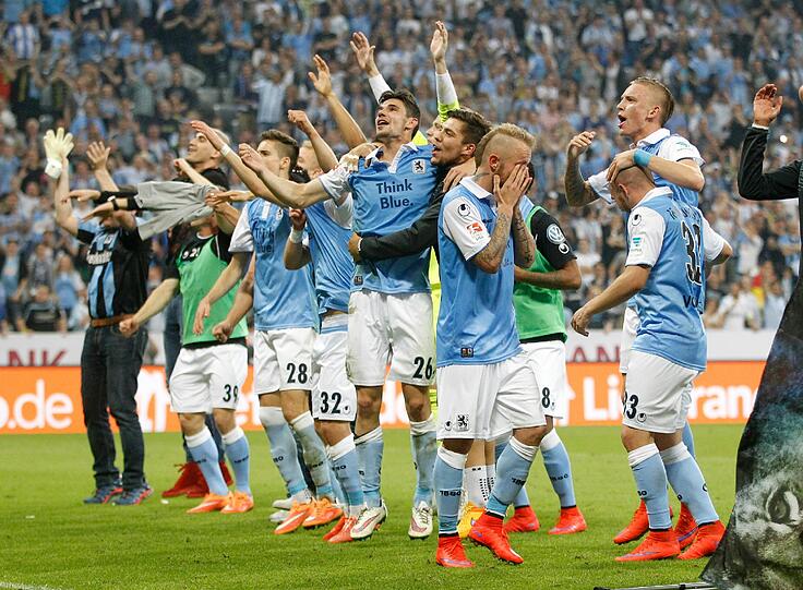 ...und wieder hoch: Zusammen mit den Fans feierten die Sechzger den Klassenerhalt.