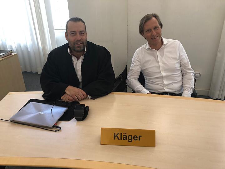 Setzten sich mit seiner Klage beim Oberlandesgericht durch: Porschefahrer Dirk V. (r.) mit seinem Anwalt Heiko Granzin.
