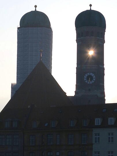 Die Sonne scheint mit letzter Kraft durch ein Loch in der Frauenkirche.