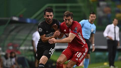 Lyons Leo Dubois und Bayerns Leon Goretzka (l-r.) im Zweikampf um den Ball. Foto: Franck Fife/pool AFP via AP/dpa