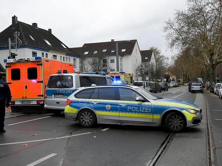 Polizeiwagen stehen auf der Hauptstraße vor einer Tankstelle. Seit Montagmorgen läuft ein größerer Polizeieinsatz im Bereich einer Tankstelle im Stadtteil Langendreer.