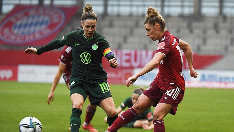 Bayerns Linda Dallmann (r) spielt vor Wolfsburgs Svenja Huth den Ball.