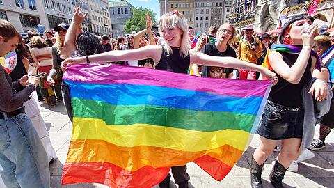 Im vergangenen Jahr kamen Tausende zur großen CSD-Parade. Auch heuer soll es wieder friedlich und fröhlich zugehen. Von zunehmenden Bedrohungen will sich die Community nicht einschüchtern lassen.