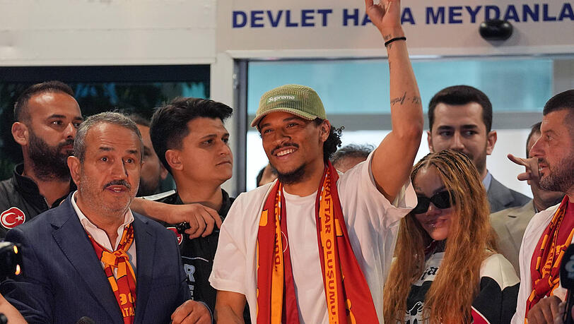 Leroy Sané wird schon von den Fans von Galatasaray gefeiert.