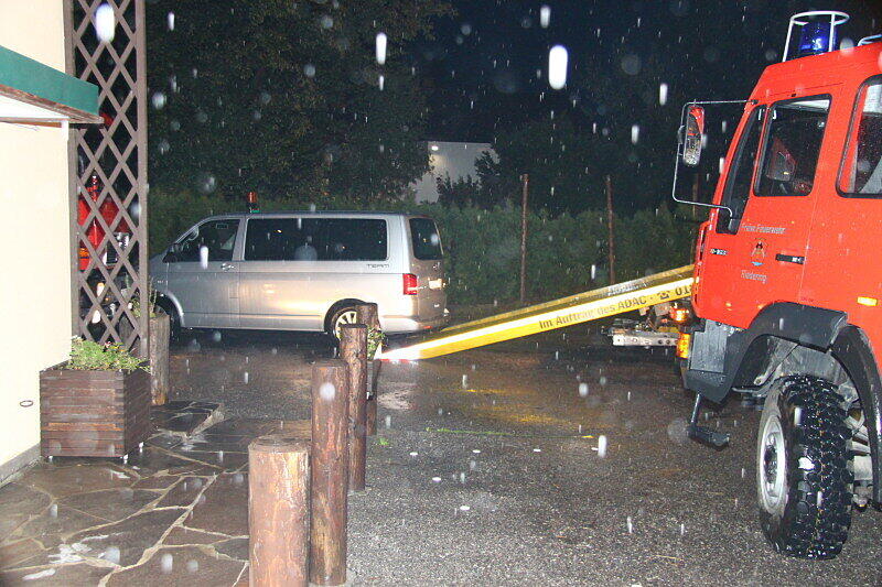 Land unter im Landkreis Rosenheim. Die Bilder von den Aufräumarbeiten in Riedering.