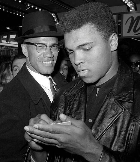 In dieser Zeit trat er viel im Fernsehen auf und äußerte sich dort zu gesellschaftspolitischen Fragen. Hier sieht man den politisch aktiven Ali bereits einige Jahre zuvor mit dem schwarzen Bürgerrechtler Malcolm X.