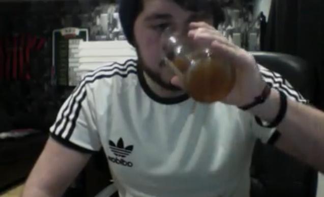 Dieses Video ist besonders ekelhaft: Dieser Neknominate mischt sich mehrere Drinks und filtert sie durch einen getragenen Socken. Dann trinkt er es - auf ex.