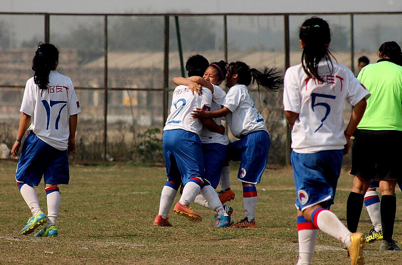 Frauenfußball ohne Heimkehr: Auch von der tibetischen Nationalmannschaft gibt es eine Fotoserie zu sehen.