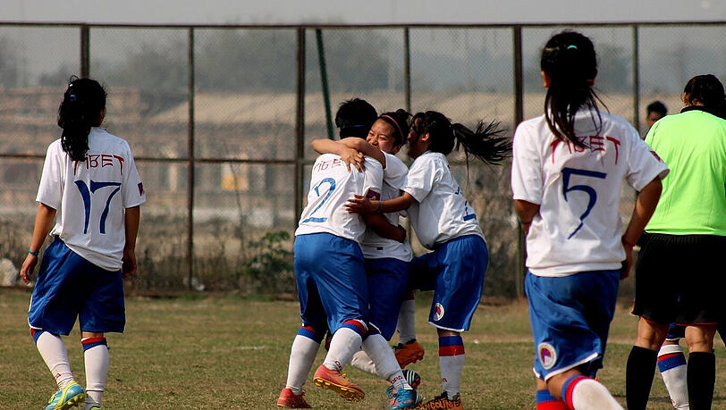 Frauenfußball ohne Heimkehr: Auch von der tibetischen Nationalmannschaft gibt es eine Fotoserie zu sehen. Frauenfußball ohne Heimkehr: Auch von der tibetischen Nationalmannschaft gibt es eine Fotoserie zu sehen.