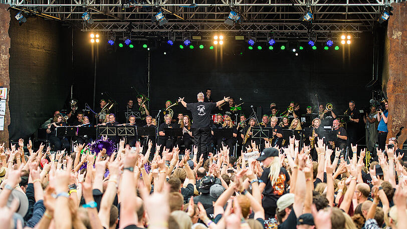 Das Wacken-Festival ist eröffnet. Die Bilder von Bier, Matsch und Fans.