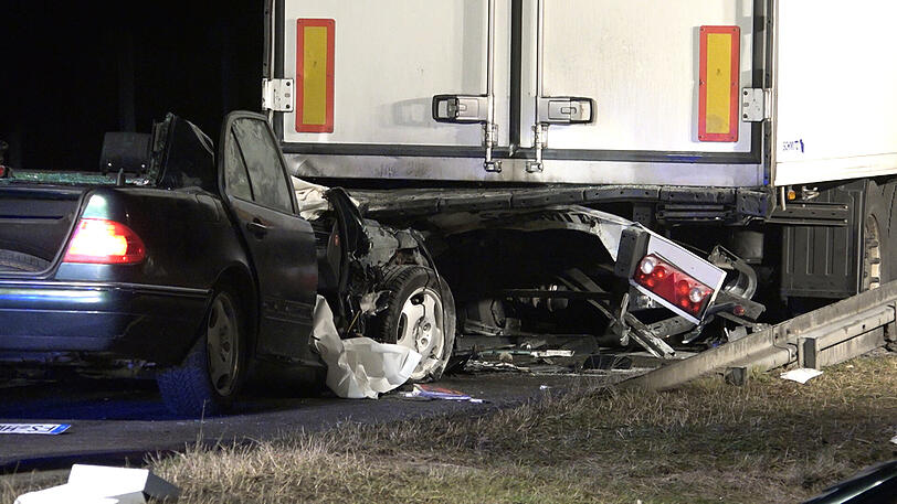 Das Ehepaar im Auto kam mit schwersten Verletzungen ins Krankenhaus. Der Lkw-Fahrer wurde zum Helden, weil er nach dem Unfall sofort das brennende Auto löschte. Die Bilder von der Unfallstelle.