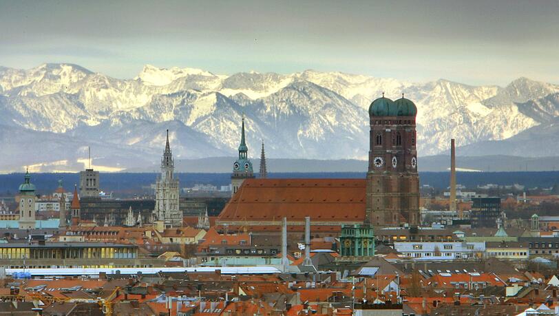 München: Die Frauenkirche steht vor den schneebedeckten Alpen. München: Die Frauenkirche steht vor den schneebedeckten Alpen.