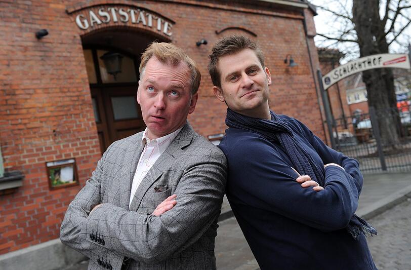 Christian "Fonsi" Springer (l) und Michael Altinger posieren in München vor dem Gasthaus "Schlachthof".