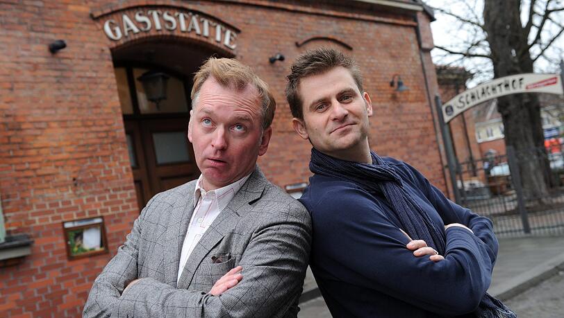 Christian "Fonsi" Springer (l) und Michael Altinger posieren in München vor dem Gasthaus "Schlachthof". Christian "Fonsi" Springer (l) und Michael Altinger posieren in München vor dem Gasthaus "Schlachthof".
