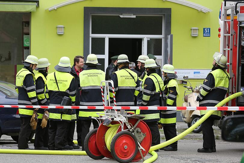 SEK-Einsatz! Polizei findet nach Waffen-Kontrolle Toten in der Holzstraße. Die Bilder vom Einsatz...